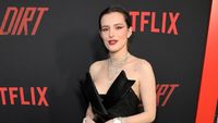 Seksinya Bella Thorne dengan Mini Dress Hitam