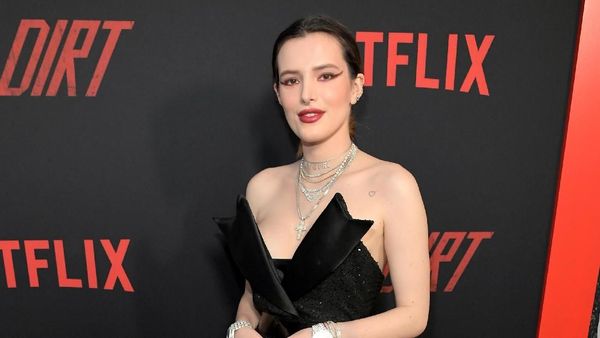 Seksinya Bella Thorne dengan Mini Dress Hitam