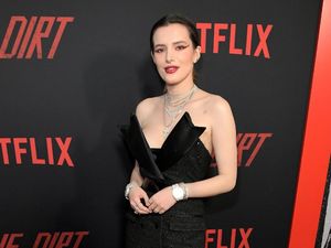 Seksinya Bella Thorne dengan Mini Dress Hitam