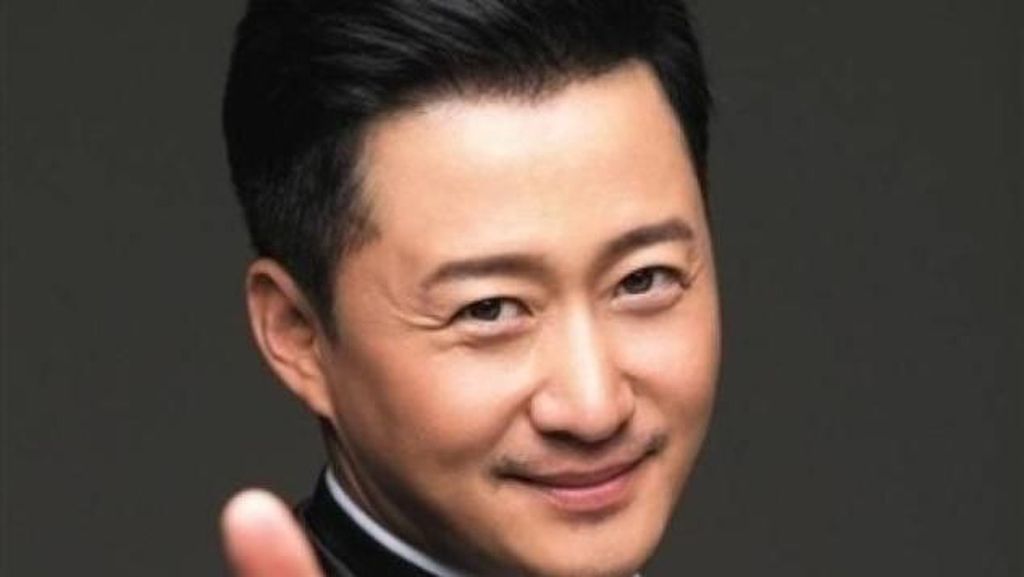 Potret Aktor China 44 Tahun yang Dinobatkan Jadi Pria Tertampan di Asia