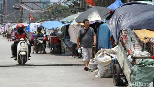 Bangunan Liar dan Sampah Plastik Berjejer di Bantaran BKB