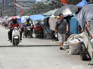 Bangunan Liar dan Sampah Plastik Berjejer di Bantaran BKB