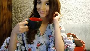 Pose  Cantik Tsania Marwa Saat Mencicip Makanan Enak Bareng Sahabat