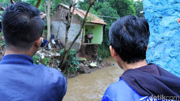 Penampakan Rumah yang Rusak Karena Banjir di Ujungberung