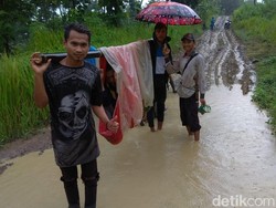 Lagi, Warga Pandeglang Tandu Orang Sakit Pakai Sarung ke Puskesmas