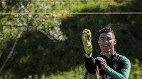 Ronaldo mengangkat kaki kanannya dalam pemanasan sebelum masuk ke sesi latihan. (Foto: PATRICIA DE MELO MOREIRA / AFP)