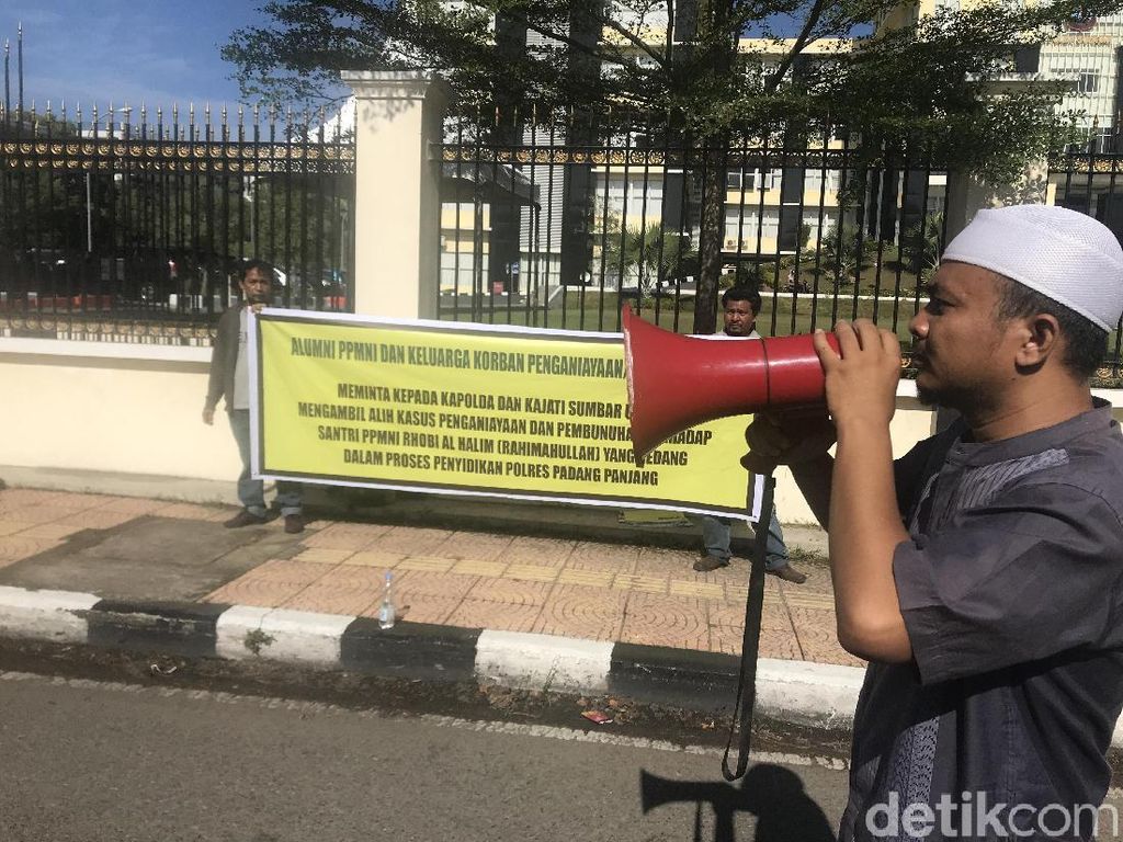 Alumni Ponpes Demo Desak Polisi Tuntaskan Kasus Santri Dikeroyok di Sumbar Alumni Ponpes Demo Desak Polisi Tuntaskan Kasus Santri Dikeroyok di Sumbar