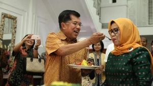 Terima Kue hingga Disuapi, Ini Momen Mesra Mufidah Kalla dan Jusuf Kalla