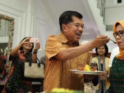 Terima Kue hingga Disuapi, Ini Momen Mesra Mufidah Kalla dan Jusuf Kalla