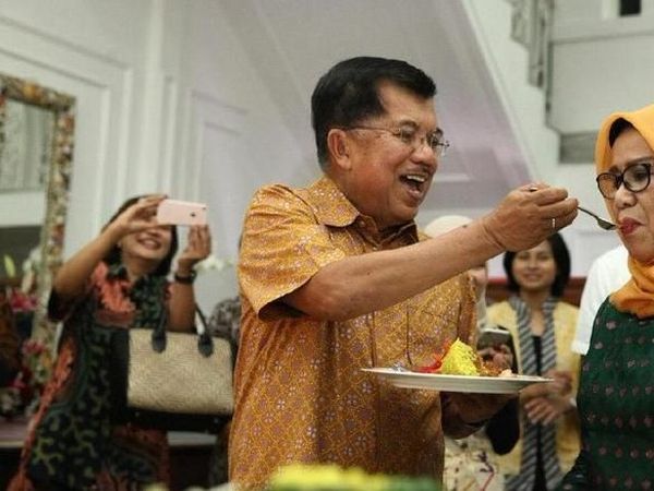 Terima Kue hingga Disuapi, Ini Momen Mesra Mufidah Kalla dan Jusuf Kalla