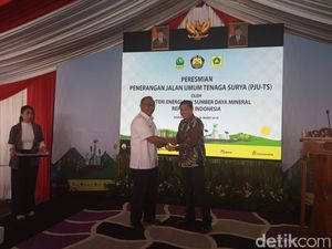 900 Lampu Tenaga Surya Terangi Jalan di Kabupaten Bogor 900 Lampu Tenaga Surya Terangi Jalan di Kabupaten Bogor