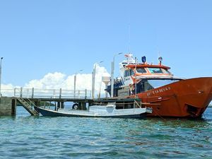 Reaksi Lucu Bule Saat Pertama Kali Lihat Bank Terapung Reaksi Lucu Bule Saat Pertama Kali Lihat Bank Terapung