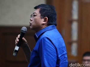 Lucas Akan Tuntut KPK soal Pemblokiran Rekening Lucas Akan Tuntut KPK soal Pemblokiran Rekening