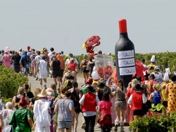 Serunya Lari Maraton Sambil Minum Wine dan Makan Keju