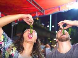 Bule Ini Ketagihan Telur Dadar Pedas hingga Sambal Peda Petai