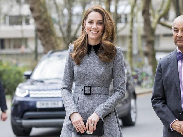 Foto: Saat Putri Kerajaan Dunia Pinjam Baju dari Ibu Mereka