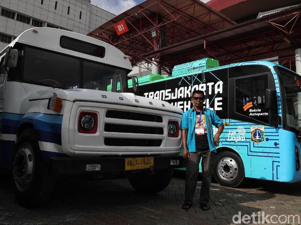 Bus-bus Jadul Rayu Pengunjung Jiexpo Kemayoran
