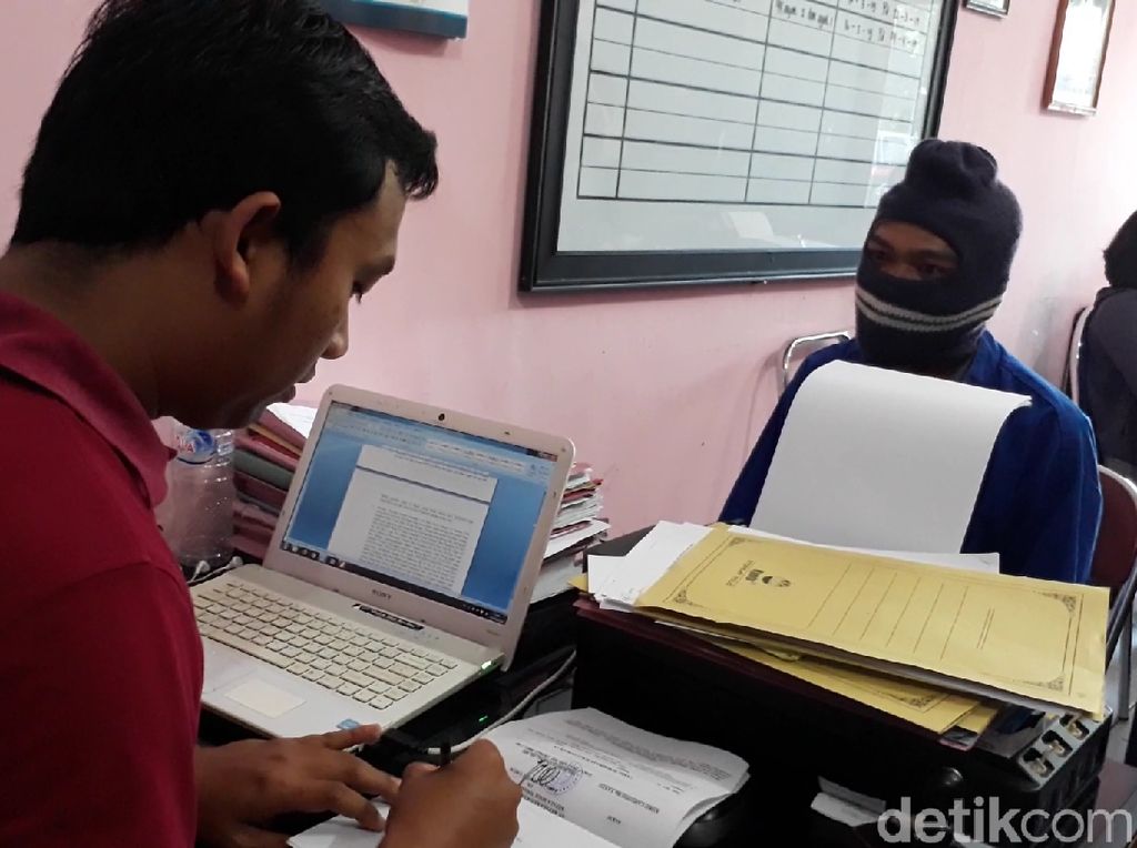 Dibacok Suami Karena Selingkuh, Korban Dirujuk ke Rumah Sakit Dibacok Suami Karena Selingkuh, Korban Dirujuk ke Rumah Sakit