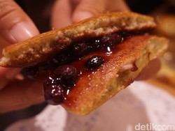 Nyam! Lembut Manis Dorayaki Isi Cream Cheese dan Blueberry