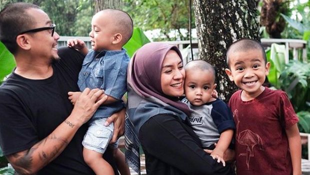 Enno Lerian dan ketiga anaknya