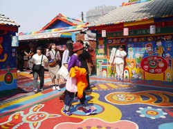 Kampung Pelangi di Taiwan Dilukis Sendiri oleh Kakek Veteran