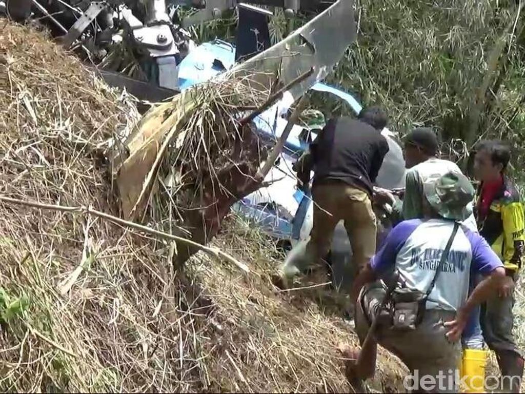 Evakuasi Helikopter yang Jatuh di Tasik, Badan Pesawat Dipotong-potong Evakuasi Helikopter yang Jatuh di Tasik, Badan Pesawat Dipotong-potong