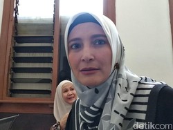 Beri Dukungan, Inneke Koesherawati Hadiri Sidang Vonis Suaminya