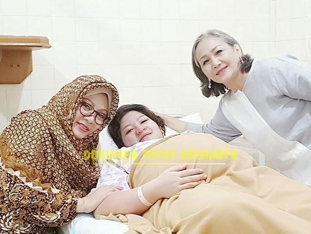 Keluarga Cendana Bagikan Momen Kelahiran Cucu Annisa Trihapsari Keluarga Cendana Bagikan Momen Kelahiran Cucu Annisa Trihapsari