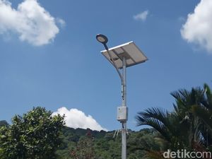Jonan Tambah Lampu Tenaga Surya di Kabupaten Bogor Jadi 1.000 Jonan Tambah Lampu Tenaga Surya di Kabupaten Bogor Jadi 1.000