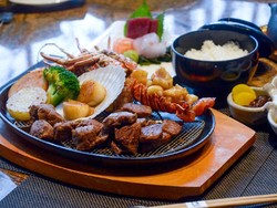 Lihat Aksi Seru Chef Memasak Omi Beef di Spring Teppanyaki