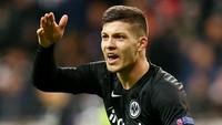 Luka Jovic, penyerang 21 tahun milik Eintracht Frankfurt, juga tampil mencolok musim ini. Pemain asal Serbia itu mampu mencetak 27 gol dari 47 laga, sehingga membuat raksasa seperti Barcelona dan Real Madrid kabarnya tertarik mendatangkannya. (Foto: Reuters)