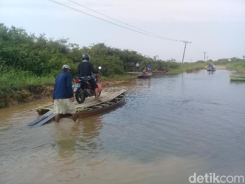Jalan Penghubung Desa di Jambi Tergenang, Warga Naik Rakit Jalan Penghubung Desa di Jambi Tergenang, Warga Naik Rakit