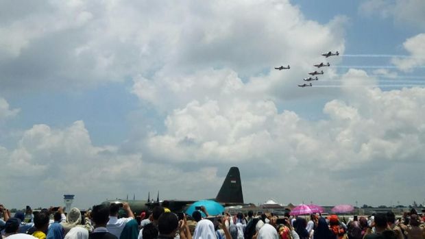 Warga Palembang nampak antusias menyaksikan JAT Tentara Nasional Indonesia AU beratraksi.