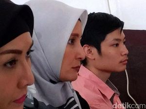 Ekspresi Inneke Koesherawati Saat Suami Divonis 3,5 Tahun Penjara Ekspresi Inneke Koesherawati Saat Suami Divonis 3,5 Tahun Penjara
