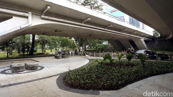 Melihat Progres Pembangunan Taman di Kolong Semanggi