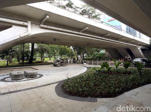 Melihat Progres Pembangunan Taman di Kolong Semanggi