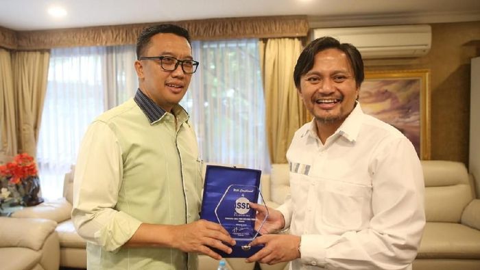 Menpora Imam Nahrawi saat menerima kunjungan Barito Putera di kediamannya. Klub Liga 1 itu berencana membangun banyak SSB berbasis kurikulum Real Madrid di tiap daerah. (Foto: Istimewa) Menpora Imam Nahrawi saat menerima kunjungan Barito Putera di kediamannya. Klub Liga 1 itu berencana membangun banyak SSB berbasis kurikulum Real Madrid di tiap daerah. (Foto: Istimewa)