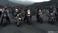 Aksi Pecinta Royal Enfield Taklukan Erupsi Bromo