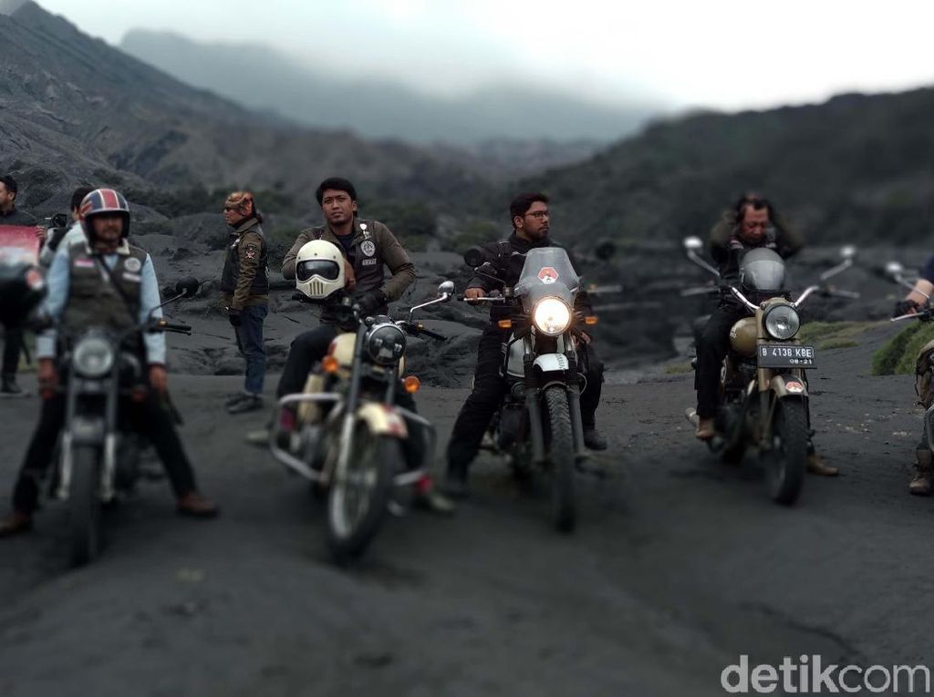 Aksi Pecinta Royal Enfield Taklukan Erupsi Bromo Aksi Pecinta Royal Enfield Taklukan Erupsi Bromo