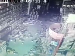 Rekaman CCTV Efek Mengerikan Gempa M 5,6 di Turki
