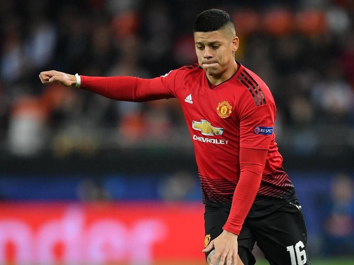 VALENCIA, SPAIN - DECEMBER 12:  Marcos Rojo of Manchester United controls the ball during the UEFA Champions League Group H match between Valencia and Manchester United at Estadio Mestalla on December 12, 2018 in Valencia, Spain. (Photo by Dan Mullan/Getty Images)