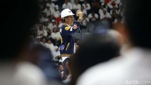 Pakai Helm Proyek, Jokowi Hadiri Deklarasi 10.000 Pengusaha