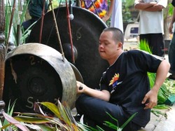 Kisah Inspiratif Defrey, Anak Down Syndrome yang Jago Main Musik