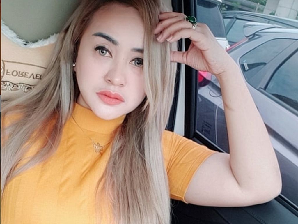 Lia Ladysta Saat Ngemil Peyek hingga Nongkrong di Kafe Lia Ladysta Saat Ngemil Peyek hingga Nongkrong di Kafe