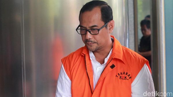 Kakanwil Kemenag Jatim Tertunduk Lesu Saat Akan Diperiksa KPK