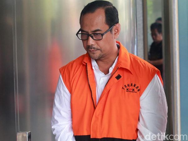 Kakanwil Kemenag Jatim Tertunduk Lesu Saat Akan Diperiksa KPK