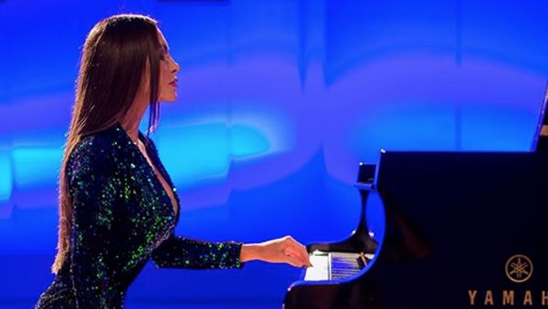 Pesona Pianis Seksi Idola Donald Trump