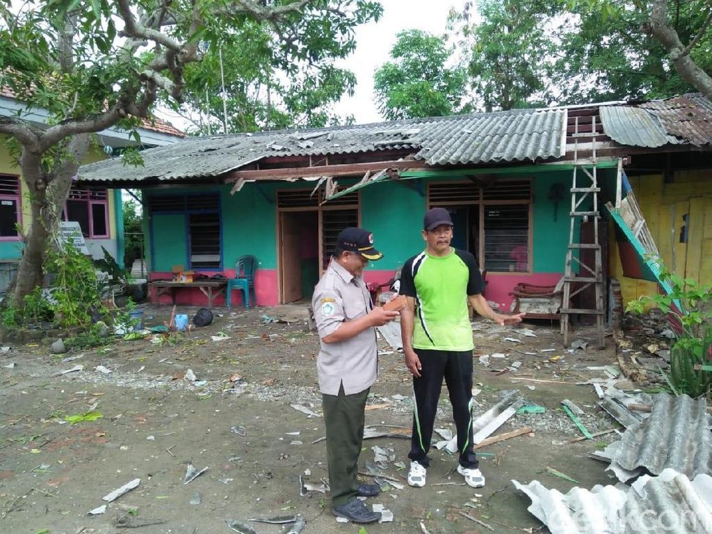 Puting Beliung Mengamuk di Lamongan, 3 Sekolah dan 15 Rumah Rusak Puting Beliung Mengamuk di Lamongan, 3 Sekolah dan 15 Rumah Rusak