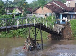 Jembatan di Jombang Ambruk karena Banjir, Anak Sekolah Harus Berputar 1 Km