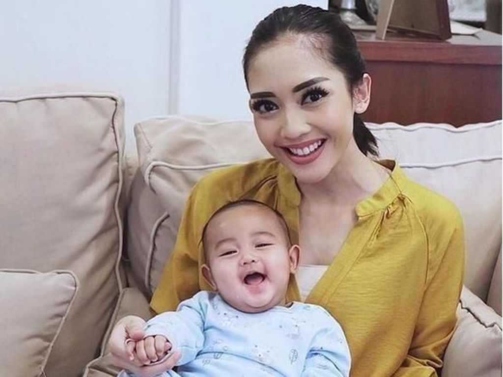 Soal Perawatan Anak, Ririn Dwi Ariyanti Masih Ikut Tradisi Soal Perawatan Anak, Ririn Dwi Ariyanti Masih Ikut Tradisi